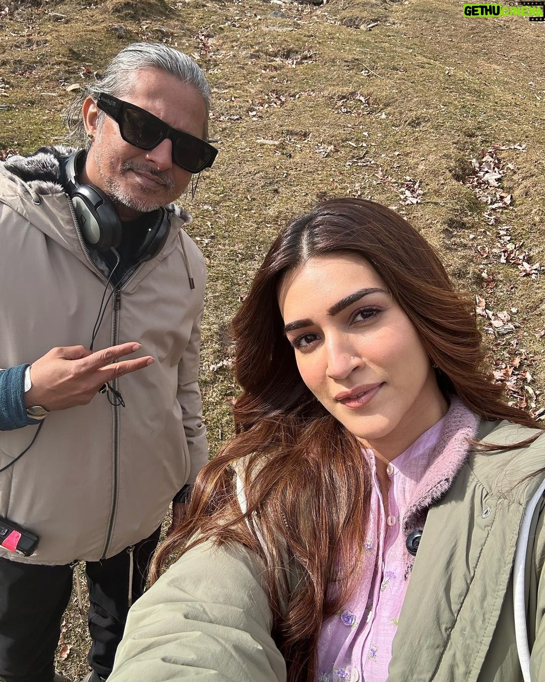 Kriti Sanon Instagram - Manali.. You are beautiful! π Its a Schedule wrap for #DoPatti !! βοΈ Cold weather, Warm hearts! βοΈβ€οΈ Passionate souls trying to create some magic while making memories! π¦π¦ Such a fulfilling schedule, all thanks to a great team! ππ»βοΈβ€οΈ @beatnikbob5 @martratassepp you guys killed it! π«Άπ»ππ»π #DoPatti @bluebutterflyfilmsofficial @kathhapictures @kanika.d @netflix_in