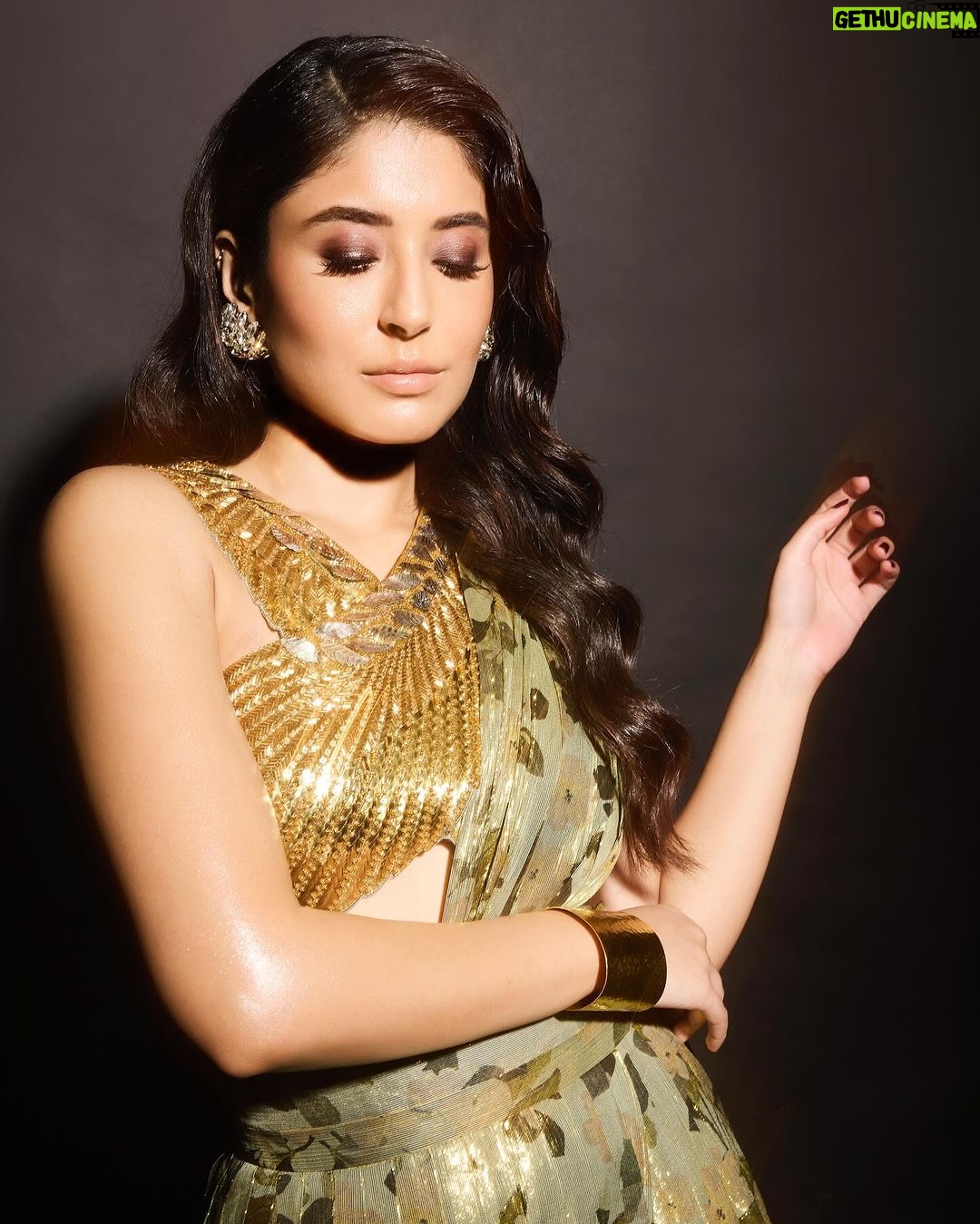 Kritika Kamra Instagram - The memo said “Glitz & Glam” 💫 Outfit - @printsbyradhika Jewellery- @siaartjewellery Heels- @gucci Stylist- @styledbyzainabb Assisted by @mannatbhallaa Makeup- @miimoglam Hair- @kimberlyychu 📸 @venurasuri 💛