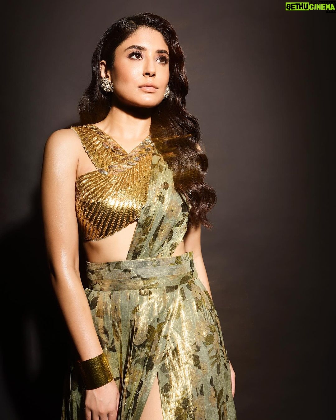 Kritika Kamra Instagram - The memo said “Glitz & Glam” 💫 Outfit - @printsbyradhika Jewellery- @siaartjewellery Heels- @gucci Stylist- @styledbyzainabb Assisted by @mannatbhallaa Makeup- @miimoglam Hair- @kimberlyychu 📸 @venurasuri 💛