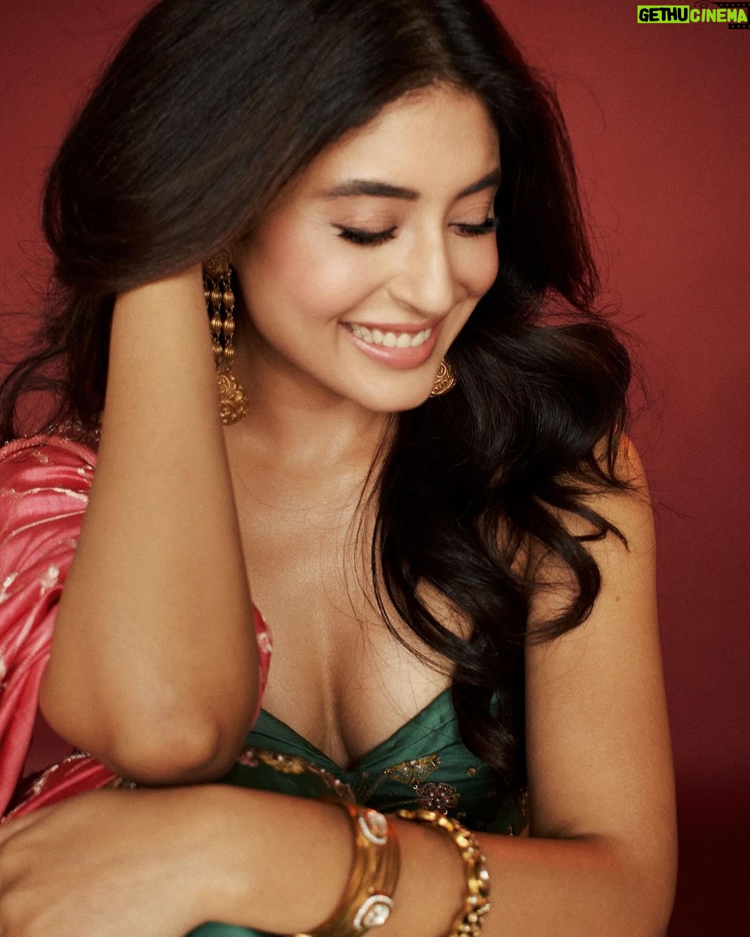 Kritika Kamra Instagram - Kaju katli szn ✨ Outfit- @aasthasoodstudio Earring: @goldenwindow @ascend.rohank Cuff: @vasundharajewelry @ascend.rohank Bangle: @sanzanyjewels Ring: @preetimohanofficial Stylist- @styledbyzainabb Assisted by @mannatbhallaa Makeup- @taskeen_c Hair- @niyati_kothari Photos - @pehelaggarwal ❤️