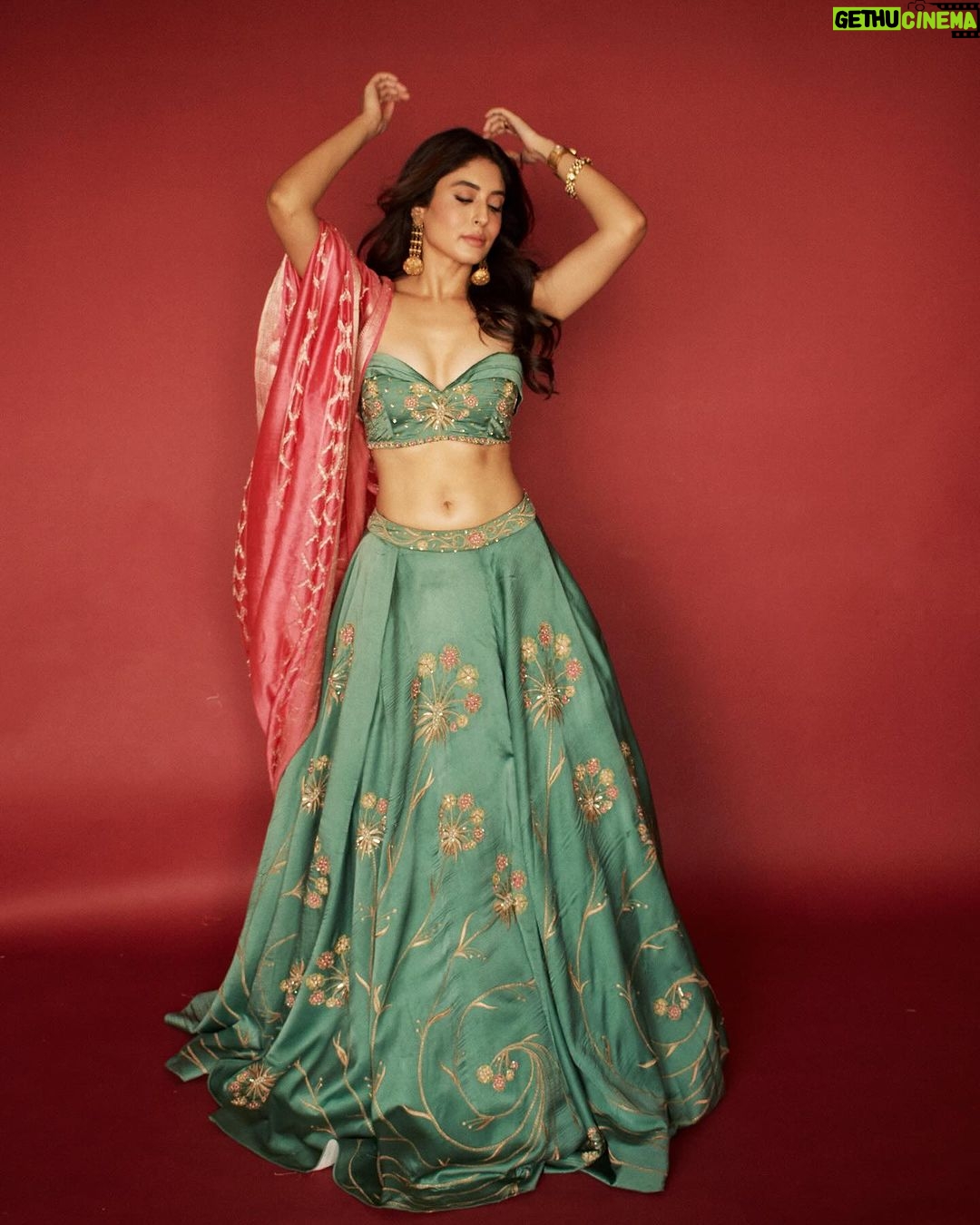 Kritika Kamra Instagram - Kaju katli szn ✨ Outfit- @aasthasoodstudio Earring: @goldenwindow @ascend.rohank Cuff: @vasundharajewelry @ascend.rohank Bangle: @sanzanyjewels Ring: @preetimohanofficial Stylist- @styledbyzainabb Assisted by @mannatbhallaa Makeup- @taskeen_c Hair- @niyati_kothari Photos - @pehelaggarwal ❤️