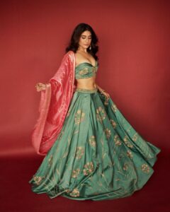 Kritika Kamra Instagram - Kaju katli szn ✨ Outfit- @aasthasoodstudio Earring: @goldenwindow @ascend.rohank Cuff: @vasundharajewelry @ascend.rohank Bangle: @sanzanyjewels Ring: @preetimohanofficial Stylist- @styledbyzainabb Assisted by @mannatbhallaa Makeup- @taskeen_c Hair- @niyati_kothari Photos - @pehelaggarwal ❤️