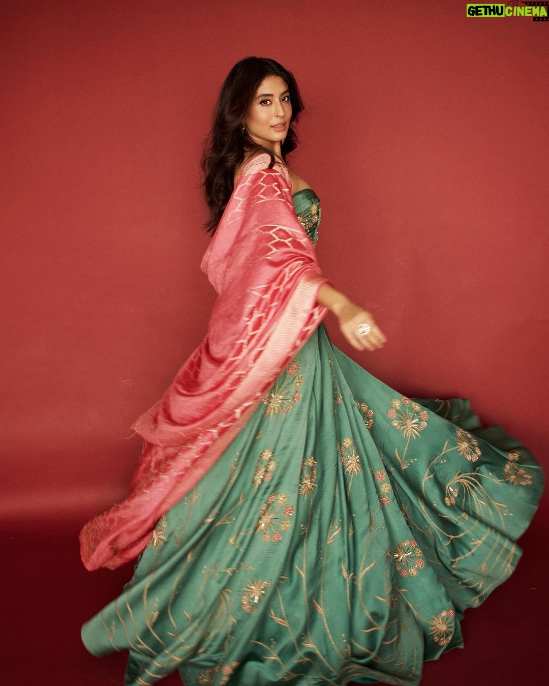 Kritika Kamra Instagram - Kaju katli szn ✨ Outfit- @aasthasoodstudio Earring: @goldenwindow @ascend.rohank Cuff: @vasundharajewelry @ascend.rohank Bangle: @sanzanyjewels Ring: @preetimohanofficial Stylist- @styledbyzainabb Assisted by @mannatbhallaa Makeup- @taskeen_c Hair- @niyati_kothari Photos - @pehelaggarwal ❤️