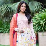 Kritika Kamra Instagram – Couldn’t stop twirling in this easy and elegant kurta set by @studio.swattikapoor ❤️