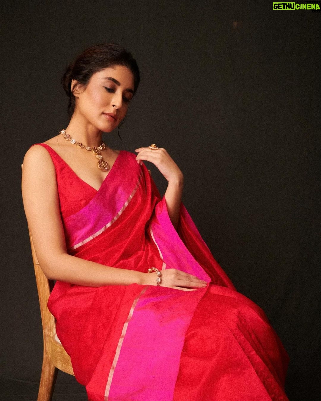 Kritika Kamra Instagram - Kritika Kamra in @cinnabar ❤️ Jewellery @preetimohanofficial @sanzanyjewels Styled by: @styledbyzainabb Styling assistant: @mannatbhallaa Makeup: @miimoglam Hair: @swapnilkashid_ 📸 @kunalgupta91