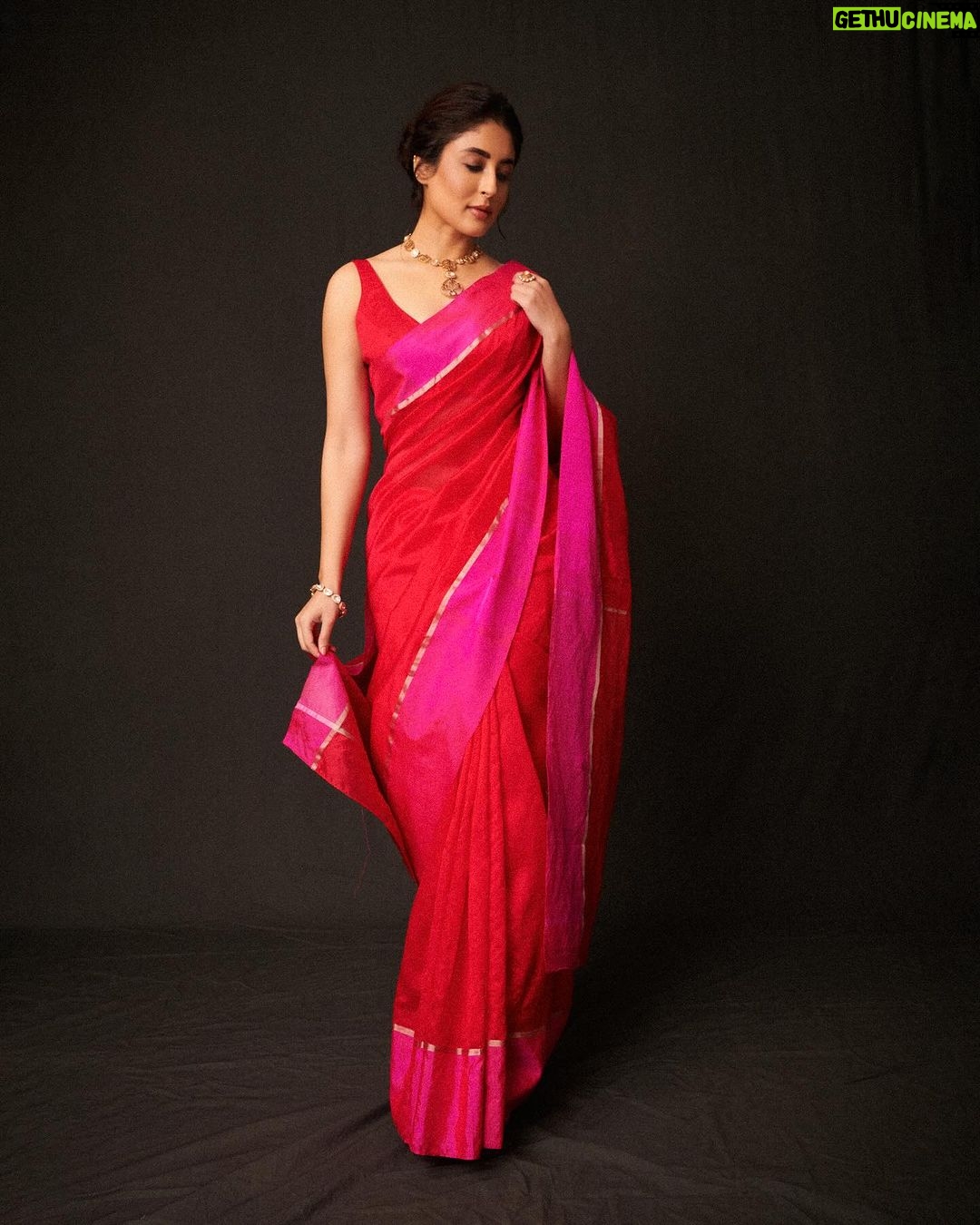 Kritika Kamra Instagram - In Maa’s favourite Chanderi saree of the season 💌 Wearing @cinnabar Jewellery @@preetimohanofficial @sanzanyjewels Styled by: @styledbyzainabb Styling assistant: @mannatbhallaa Makeup: @miimoglam Hair: @swapnilkashid_ 📸 @kunalgupta91