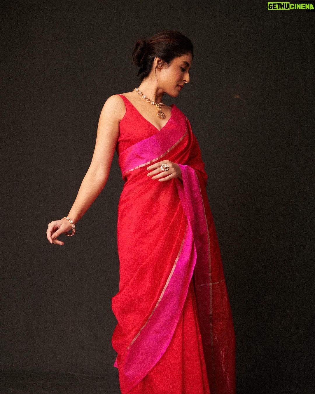 Kritika Kamra Instagram - In Maa’s favourite Chanderi saree of the season 💌 Wearing @cinnabar Jewellery @@preetimohanofficial @sanzanyjewels Styled by: @styledbyzainabb Styling assistant: @mannatbhallaa Makeup: @miimoglam Hair: @swapnilkashid_ 📸 @kunalgupta91