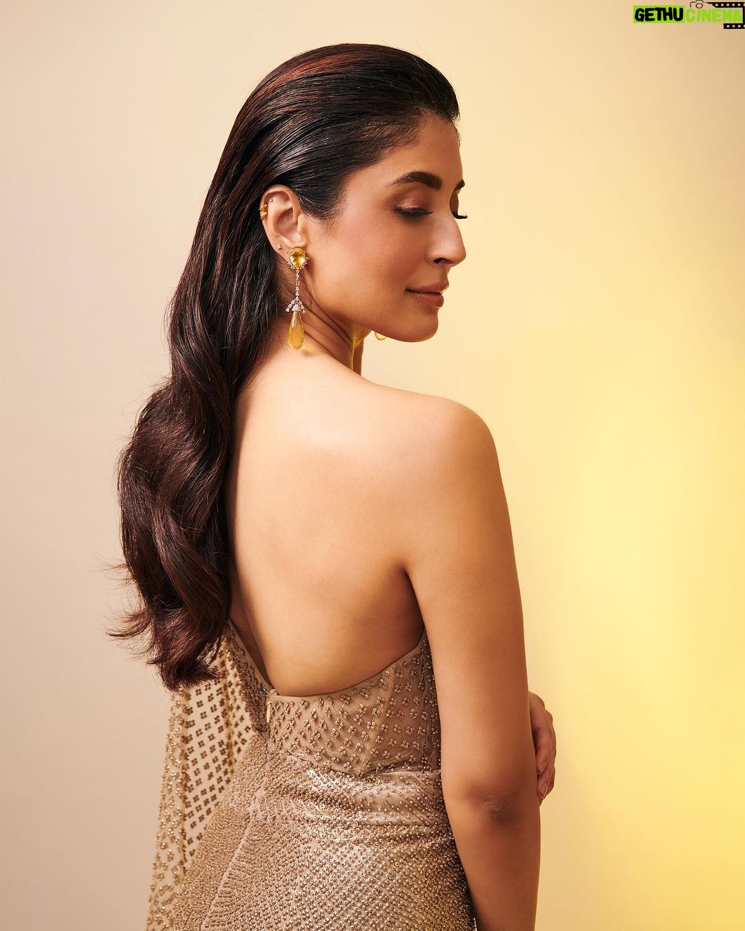 Kritika Kamra Instagram - For the spectacular opening of @mumbaifilmfestival 2023 ✨ In @rohitgandhirahulkhanna and @karishma.joolry Styled by @beezsharma Style team : @naishasinghvi Hair : @swapnilkashid_ Makeup : @miimoglam Photos : @kunalgupta91 Nita Mukesh Ambani Cultural Centre