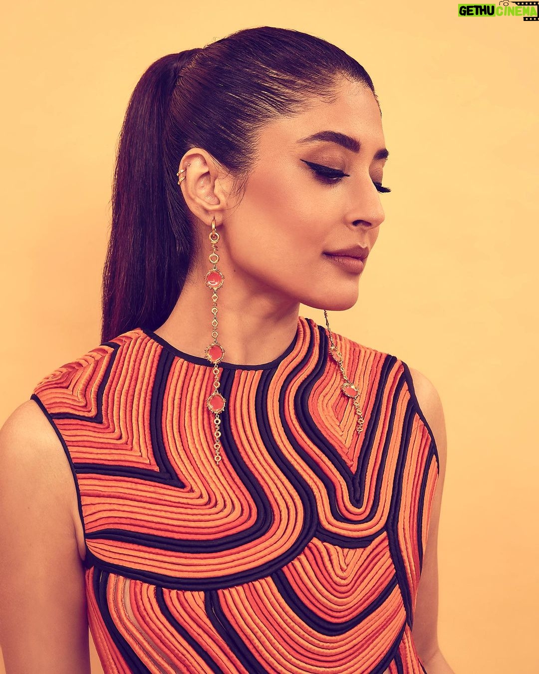 Kritika Kamra Instagram - Nightcrawlers unite! Outfit : @labelmannatgupta Accessories: @misho_designs Stylist : @beezsharma 🧡 Style Team : @naishasinghvi Photographer : @vievekdesai Hair : @swapnilkashid_ Makeup : @miimoglam #bollywoodhungama #bollywoodhungamaottindiafest #bhottindiafest #indiaentertainmentawards