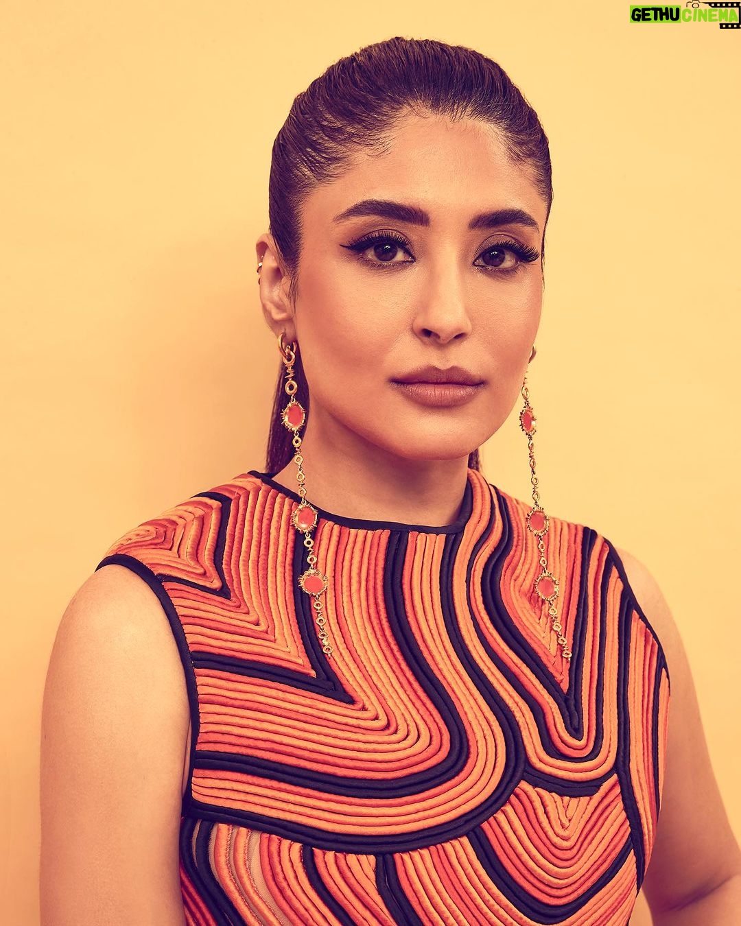 Kritika Kamra Instagram - Nightcrawlers unite! Outfit : @labelmannatgupta Accessories: @misho_designs Stylist : @beezsharma 🧡 Style Team : @naishasinghvi Photographer : @vievekdesai Hair : @swapnilkashid_ Makeup : @miimoglam #bollywoodhungama #bollywoodhungamaottindiafest #bhottindiafest #indiaentertainmentawards