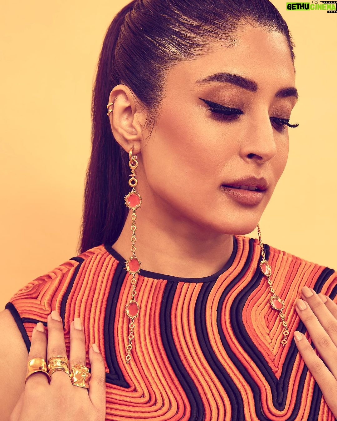 Kritika Kamra Instagram - Nightcrawlers unite! Outfit : @labelmannatgupta Accessories: @misho_designs Stylist : @beezsharma 🧡 Style Team : @naishasinghvi Photographer : @vievekdesai Hair : @swapnilkashid_ Makeup : @miimoglam #bollywoodhungama #bollywoodhungamaottindiafest #bhottindiafest #indiaentertainmentawards