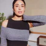 Kritika Kamra Instagram - • lay low • boss up • only 2 modes 📸 @ridgefernandes Makeup: @miimoglam Hair: @swapnilkashid_ Top:@thebaeclub.in Ear cuff: @palmonas_official Stylist: @sheefajgilani Team: @astha_kothari @palakshahh18 @jhanvikhatwani_