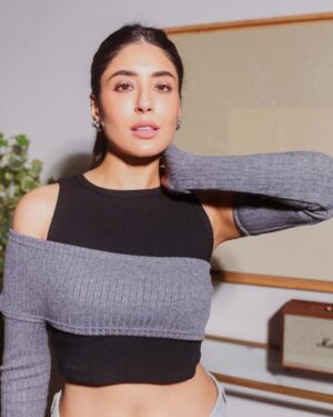 Kritika Kamra Instagram - • lay low • boss up •
only 2 modes 

📸 @ridgefernandes 
Makeup: @miimoglam 
Hair: @swapnilkashid_ 
Top:@thebaeclub.in
Ear cuff: @palmonas_official 
Stylist: @sheefajgilani 
Team: @astha_kothari @palakshahh18 @jhanvikhatwani_