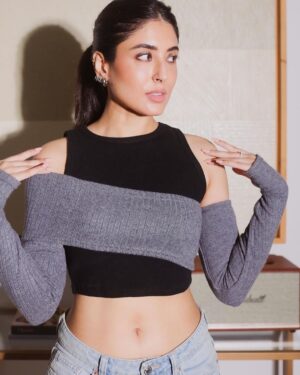 Kritika Kamra Instagram - • lay low • boss up •
only 2 modes 

📸 @ridgefernandes 
Makeup: @miimoglam 
Hair: @swapnilkashid_ 
Top:@thebaeclub.in
Ear cuff: @palmonas_official 
Stylist: @sheefajgilani 
Team: @astha_kothari @palakshahh18 @jhanvikhatwani_