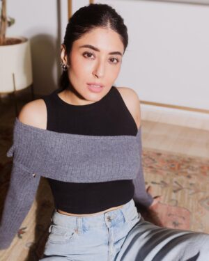 Kritika Kamra Instagram - • lay low • boss up •
only 2 modes 

📸 @ridgefernandes 
Makeup: @miimoglam 
Hair: @swapnilkashid_ 
Top:@thebaeclub.in
Ear cuff: @palmonas_official 
Stylist: @sheefajgilani 
Team: @astha_kothari @palakshahh18 @jhanvikhatwani_