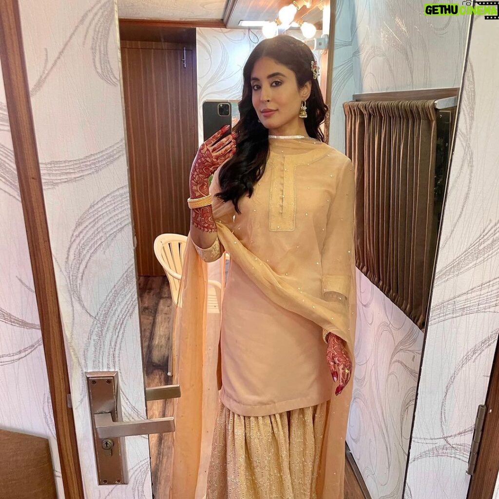 Kritika Kamra Instagram - I never feel my character on the first day of shoot. No amount of prep or thinking helps. When I sit in the makeup chair on Day 1, I feel like an imposter. It’s the people around who believe I am that name on the door of the vanity van. With Habiba, it was no different. Armed with a brilliant arc thanks to @rensildsilva @filmwaalasam @chaitanya.chopra and the right words and rhythm gifted by @abbasdalal @hussain.dalal , I arrived on set with gratitude towards @castingbay knowing very well, I wasn’t her yet. It’s the conviction and talent of a great team that sails you through. Things you do everyday become a ritual and somewhere along the way you become the person. It was the right amout of kajal that @sama.rajan put in my eyes everyday while gently enquiring about scenes we were going to shoot; @ray_han_san patiently braiding my hair while making sure the music he played was always as per my mood or nerves; the big & small nose pins and mismatched dupattas @zeebamiraie @prachi_dhamnaskar dressed me in that made me look like a person and clothes not costume. @nitinvgaikwad gave me my room, us our home.. heck, he gave us a city! @johnschmidtdp lensed us and our world in ways we could’ve never imagined. @sejaldeshpande set goals of grit and fearlessness in real life. And @shujaatsaudagar . @shujaatsaudagar right from the first reading called me Habiba with belief I didn’t have and in that short amount of time, nobody else could’ve had. He put his trust in me and his heart and soul into his work every single day. He made me believe.. in me, in this world. After all, #BambaiMeriJaan is his world, we’re just fortunate to live in it. Somewhere along this journey I started feeling my character’s pulse. And on the last day, I cried. It’s strange to miss someone like her but I did.. for quite a while, because I had only just found Habiba. Pictures - 1. Cover page; album : Habiba 2. Final checks 3. Mood check 4. An unforgettable night 5. Habiba’s room at Musafirkhana 6. Dara > skyline 7. Family ❤️ 8. The Master in the shadows 🪄 9. A souvenir from set that now sits on my dresser 💝 #makingof #habiba #bambaimerijaanonprime @primevideoin @excelmovies