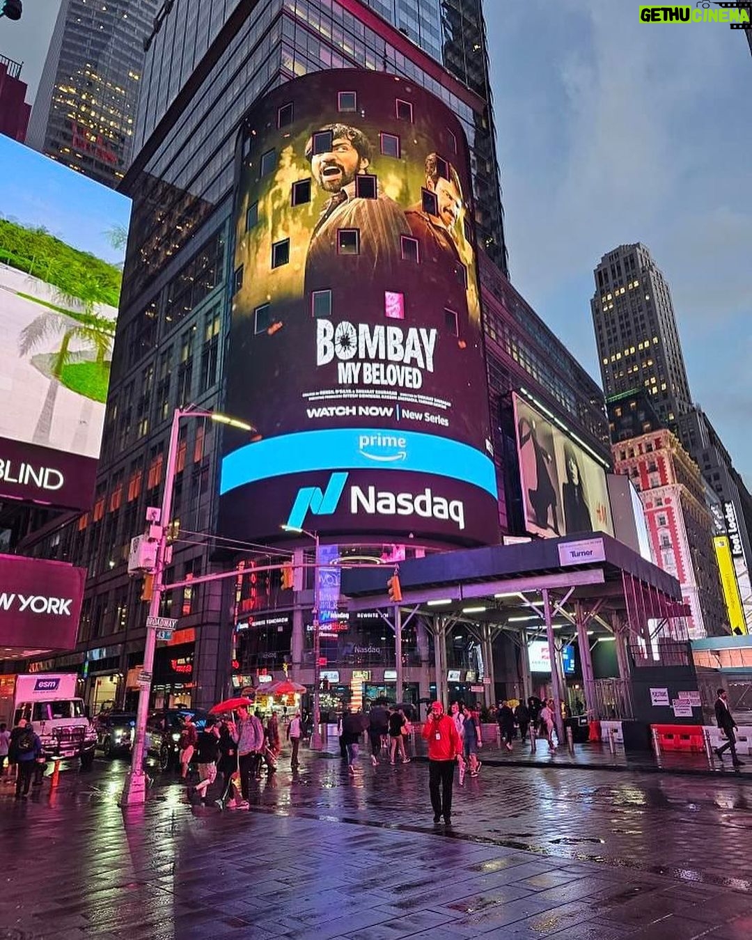 Kritika Kamra Instagram - Bambai meets New York! #BambaiMeriJaan #TimesSquare @primevideoin @kaykaymenon02 @avinashtiwary15 @niveditabhattacharya.official @amyradastur @saurabhsachdeva77 @jitin0804 @nawwabshah @vivanbhathena_official @shivpanditt @lakshyakochhar @sunil_palwal_ftii @sumeetvyas @aditya___rawal @shujaatsaudagar @rensildsilva @ritesh_sid @faroutakhtar @kassimjagmagia @vishalrr @hussain.dalal @abbasdalal @chaitanya.chopra @filmwaalasam @s.hussainzaidi @sejaldeshpande @johnschmidtdp @excelmovies