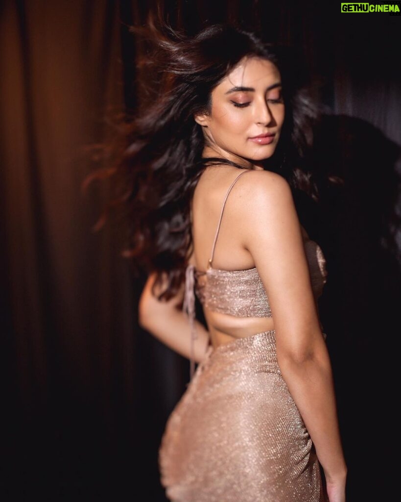 Kritika Kamra Instagram - ✨Big Bolly Energy✨ With @areesz behind the camera Styled by @bombaebyaisha Glitter and glam by @akankshagg Big flying hair thanks to @thakuramit190 #thumka #whatjhumka #desigirl