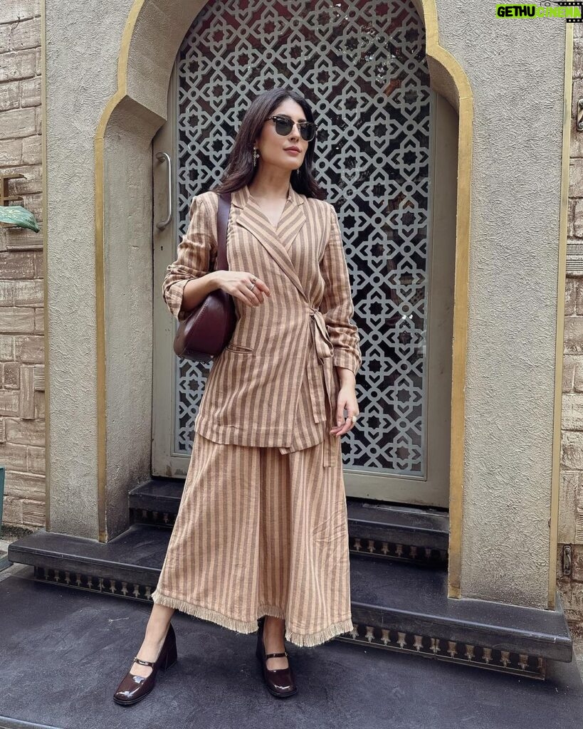 Kritika Kamra Instagram - Novembering in Bombay Dress & Blazer @joinalternative Clicked by ace photographer @kainatziakhan 😉