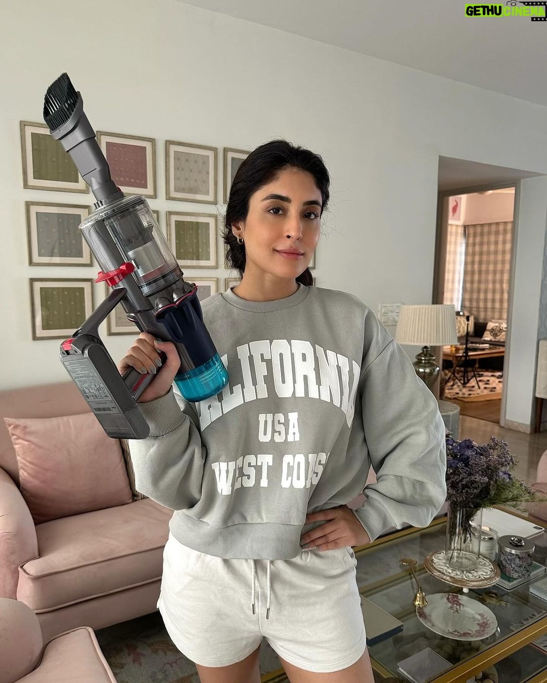 Kritika Kamra Instagram - Pre diwali cleaning is obviously a non negotiable, but what about post diwali cleaning?! After hosting people at home & enjoying, it’s time to clean up 🧺🫧 I have always relied on Dyson Vacuums & this one is even better - a new colour with a few new bonus attachments ✨ It’s limited edition, so better check it out soon @dyson_india #DysonIndia #DysonHome #DysonV12 #Gifted