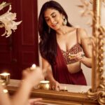 Kritika Kamra Instagram - Love, light and peace ❤️✨ Happy Diwali 🪔 Wearing @ri_ritukumar Jewellery @goldenwindow @ascend.rohank @styledbyzainabb thanks for picking this saree, I love it 🥰 @saurabh_sonkar thank you for the portraits 🫶