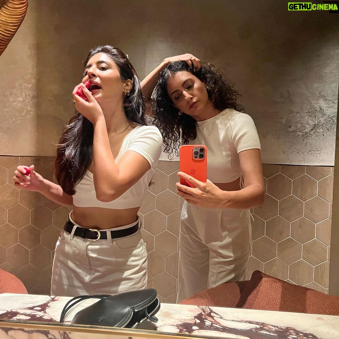 Kritika Kamra Instagram - Caption on 7 👀