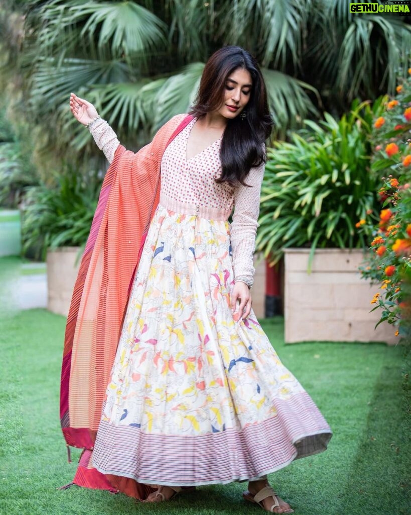 Kritika Kamra Instagram - Couldn’t stop twirling in this easy and elegant kurta set by @studio.swattikapoor ❤️
