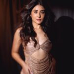 Kritika Kamra Instagram - ✨Big Bolly Energy✨ With @areesz behind the camera Styled by @bombaebyaisha Glitter and glam by @akankshagg Big flying hair thanks to @thakuramit190 #thumka #whatjhumka #desigirl