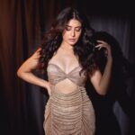 Kritika Kamra Instagram – ✨Big Bolly Energy✨

With @areesz behind the camera 
Styled by @bombaebyaisha 
Glitter and glam by @akankshagg 
Big flying hair thanks to @thakuramit190

#thumka #whatjhumka #desigirl