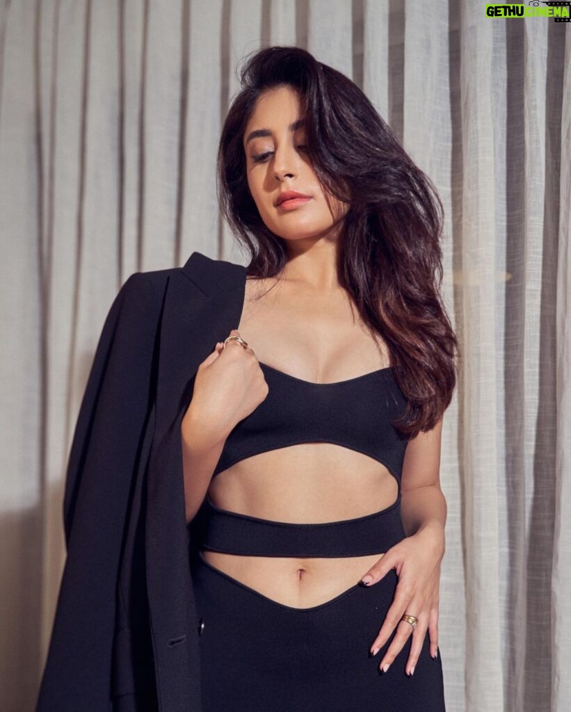 Kritika Kamra Instagram - Announcement incoming 💫 11:11 Stay #hookedtozee5 Styled by @khyatibusa In @lexiclothing @frisky.in ring @studioviange Photos by @dieppj 🖤