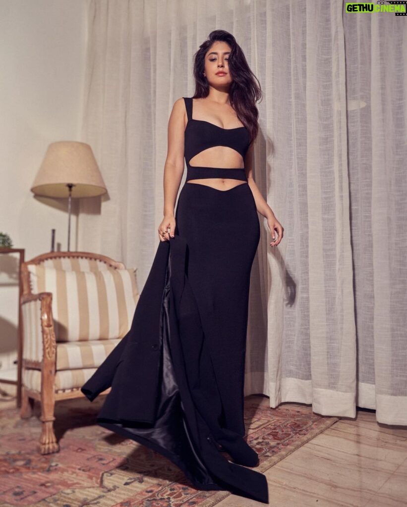 Kritika Kamra Instagram - Announcement incoming 💫 11:11 Stay #hookedtozee5 Styled by @khyatibusa In @lexiclothing @frisky.in ring @studioviange Photos by @dieppj 🖤