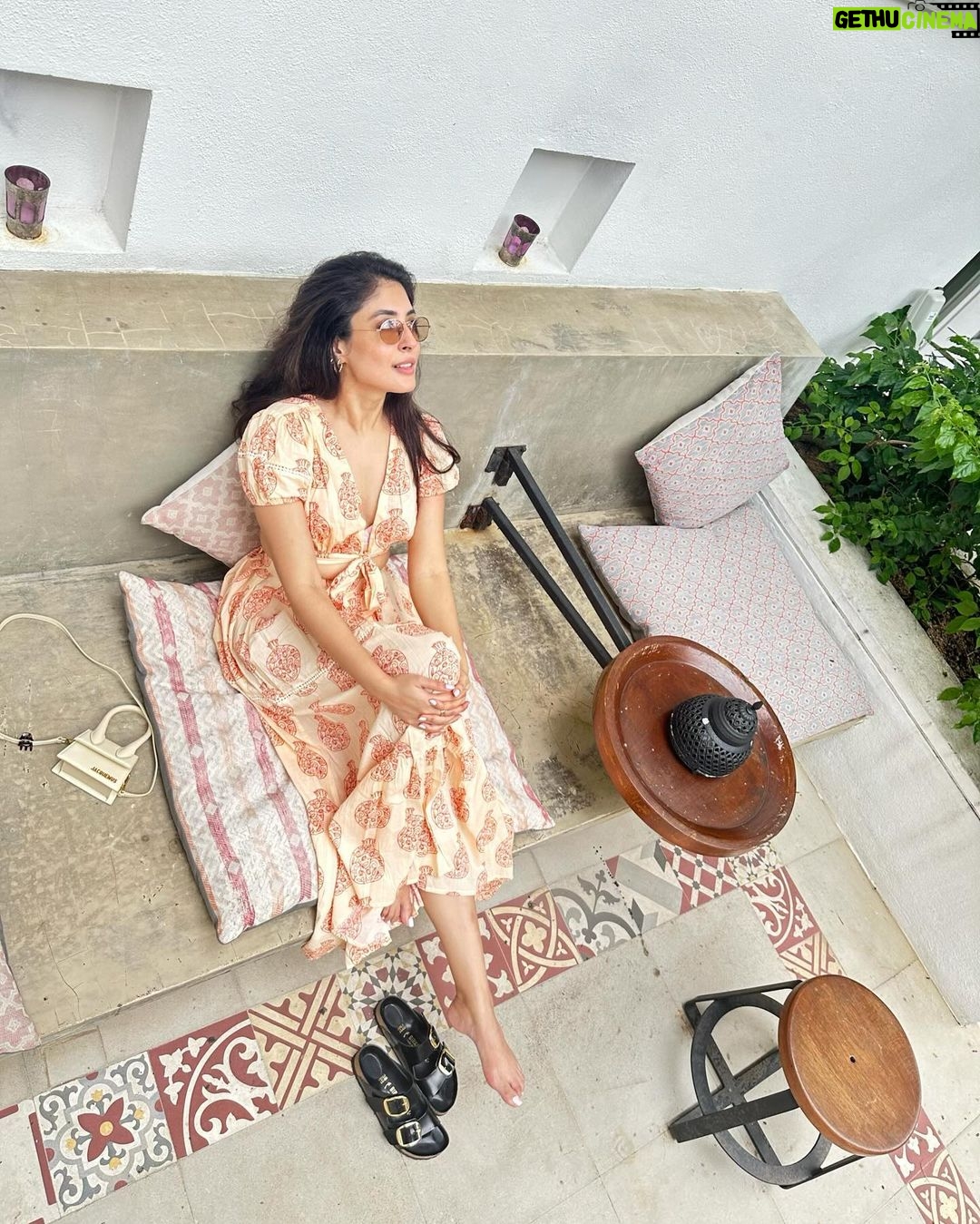 Kritika Kamra Instagram - Not counting steps or calories. Busy lazing, gazing and grazing 🤭