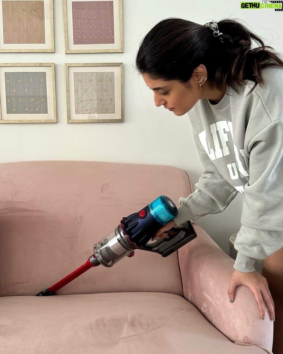 Kritika Kamra Instagram - Pre diwali cleaning is obviously a non negotiable, but what about post diwali cleaning?! After hosting people at home & enjoying, it’s time to clean up 🧺🫧 I have always relied on Dyson Vacuums & this one is even better - a new colour with a few new bonus attachments ✨ It’s limited edition, so better check it out soon @dyson_india #DysonIndia #DysonHome #DysonV12 #Gifted
