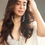 Kritika Kamra Instagram - 🫧🥹 Wearing @mishruofficial and @siaartjewellery Stylist- @styledbyzainabb Assisted by @mannatbhallaa Makeup- @miimoglam Hair- @kimberlyychu Lensed by @venurasuri