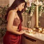 Kritika Kamra Instagram - Love, light and peace ❤️✨ Happy Diwali 🪔 Wearing @ri_ritukumar Jewellery @goldenwindow @ascend.rohank @styledbyzainabb thanks for picking this saree, I love it 🥰 @saurabh_sonkar thank you for the portraits 🫶