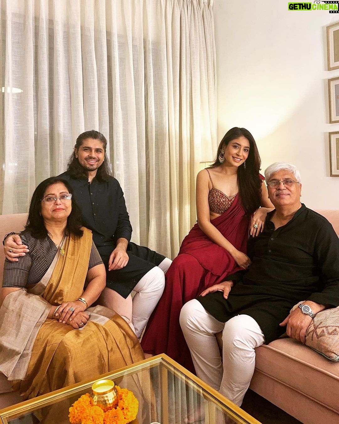 Kritika Kamra Instagram - Love, light and peace ❤️✨ Happy Diwali 🪔 Wearing @ri_ritukumar Jewellery @goldenwindow @ascend.rohank @styledbyzainabb thanks for picking this saree, I love it 🥰 @saurabh_sonkar thank you for the portraits 🫶