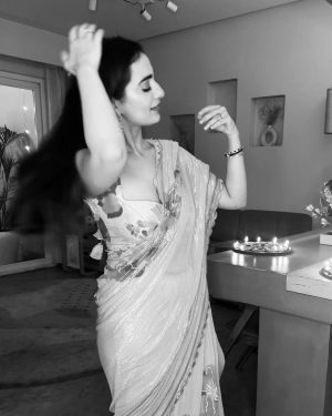 Kusha Kapila Instagram - may we all be the light we are looking for✨🧚‍♀️🌸 
happy diwali, cuties. Adult me seems to be a little too obsessed with this festival… and emojis.

wearing @archanashahofficial 
styled bh @ayeshaaminnigam