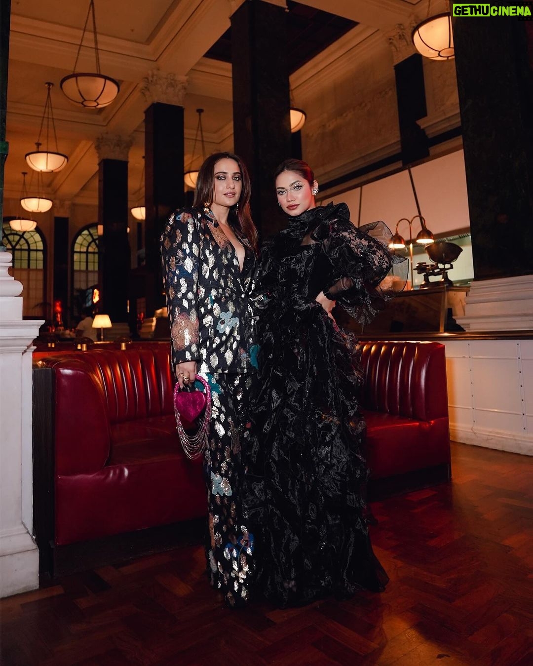 Kusha Kapila Instagram - ek din ke liye london gayi thee, tab ki hai in excellent company of @nagmamirajkar 💜 . . . . Outfit by @aisharaoofficial Styled by @ayeshaaminnigam with @mehullsinglla Clicked by @pen2ool bag by @amamajewels Assisted by @sejal_satish.n Earings by @houseofreine Rings by @the_jewel_factor Living In The Past