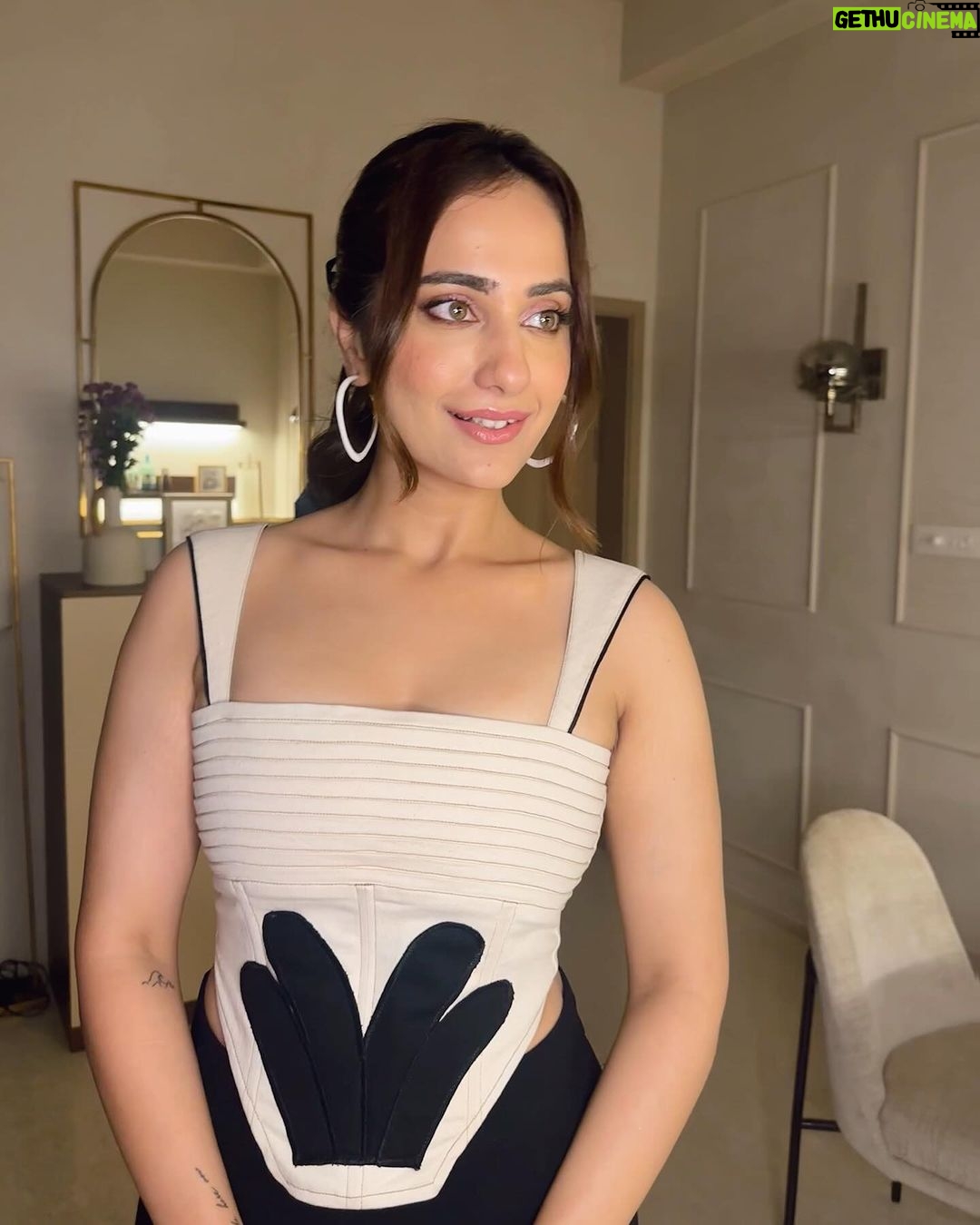 Kusha Kapila Instagram - mumbai mein thodhi thodhi thand toh hai abhi, manti hoon . . . Styled by @ayeshaaminnigam with @mehullsinglla 💄 @aashna_shah 🎀 @sanju_hairstylist Corset by @politesociety_official Jewels by @misho_designs Bag by @outhousejewellery Assisted by @vailanciaaa