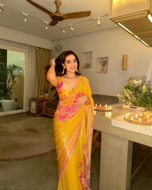 Kusha Kapila Instagram - may we all be the light we are looking for✨🧚‍♀️🌸 
happy diwali, cuties. Adult me seems to be a little too obsessed with this festival… and emojis.

wearing @archanashahofficial 
styled bh @ayeshaaminnigam