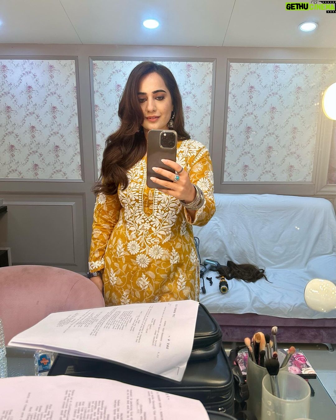 Kusha Kapila Instagram - ma’am nahi, chaya🌸 from the sets of Dehati Ladke shot in Lucknow. It was fun playing Chaya, more so because she is nothing like me giving gyaan and quoting poets at the speed of light, is elegant even when angry but also surprisingly impulsive. She is flawed, sometimes chaotic but mostly real. The show is streaming on @amazonminitv Thanks to my director Prashant Singh and our show creator @tewarisaurabh for helping me bring her to life. Biggest ups to @shinepandey and @aasifkhan_1 for being the best scene partners. Often overlooked are costume and hair makeup team who work as hard if not more to make a character look like one. @komaltindwani, chaya is as much yours as mine💜 and my number one team @aashna_shah and @makeupbyvishakha for braving humidity and still delivering every day. All sari looks are tagged. biggest thanks to the brands for giving us your clothes. Last but the heftiest thanks to my producers @parinmultimedia for making this show and choosing me to play Chaya. Choosing Rajat and Chaya’s intro song 💜 Lucknow : The City of Nawab's