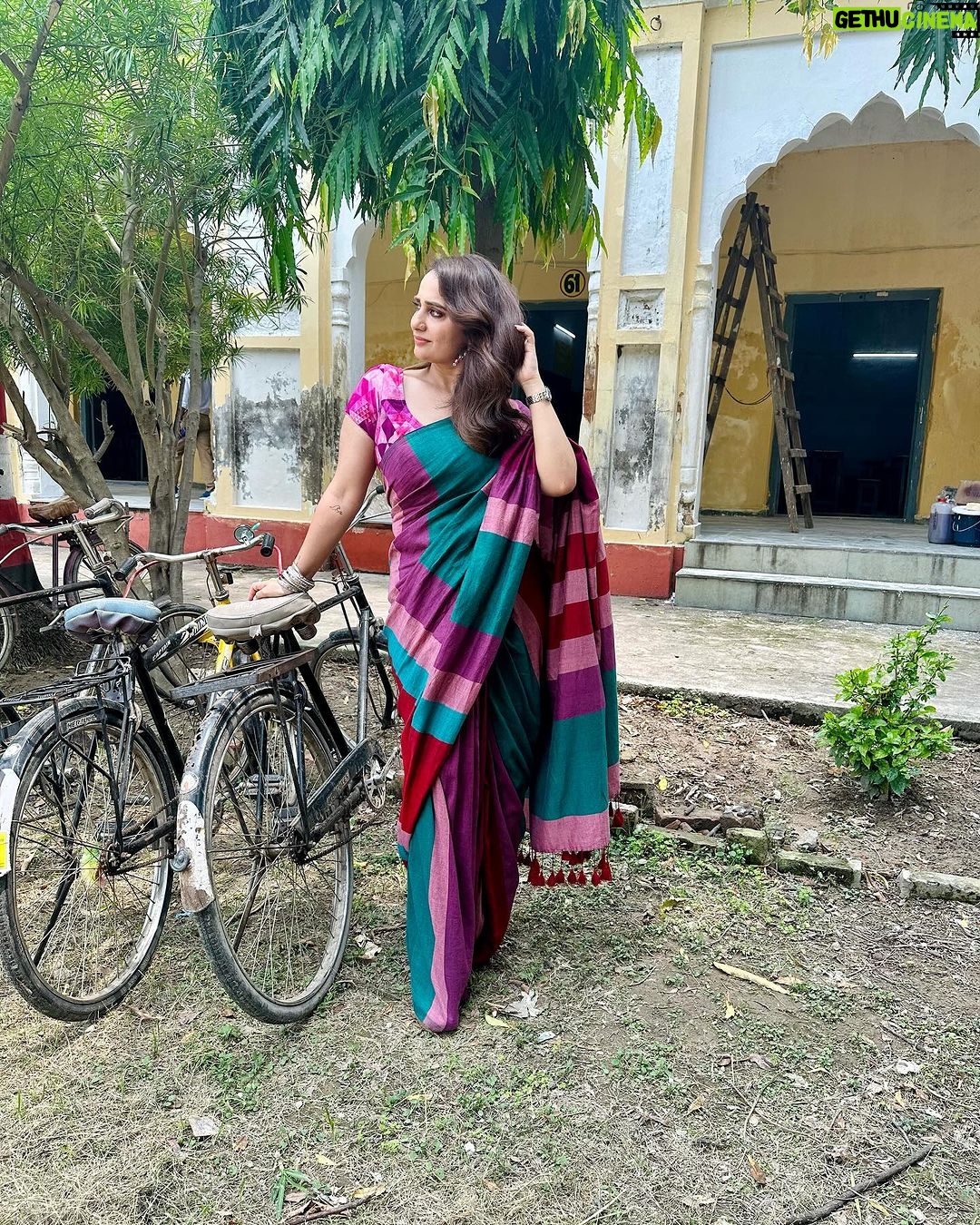 Kusha Kapila Instagram - ma’am nahi, chaya🌸 from the sets of Dehati Ladke shot in Lucknow. It was fun playing Chaya, more so because she is nothing like me giving gyaan and quoting poets at the speed of light, is elegant even when angry but also surprisingly impulsive. She is flawed, sometimes chaotic but mostly real. The show is streaming on @amazonminitv Thanks to my director Prashant Singh and our show creator @tewarisaurabh for helping me bring her to life. Biggest ups to @shinepandey and @aasifkhan_1 for being the best scene partners. Often overlooked are costume and hair makeup team who work as hard if not more to make a character look like one. @komaltindwani, chaya is as much yours as mine💜 and my number one team @aashna_shah and @makeupbyvishakha for braving humidity and still delivering every day. All sari looks are tagged. biggest thanks to the brands for giving us your clothes. Last but the heftiest thanks to my producers @parinmultimedia for making this show and choosing me to play Chaya. Choosing Rajat and Chaya’s intro song 💜 Lucknow : The City of Nawab's
