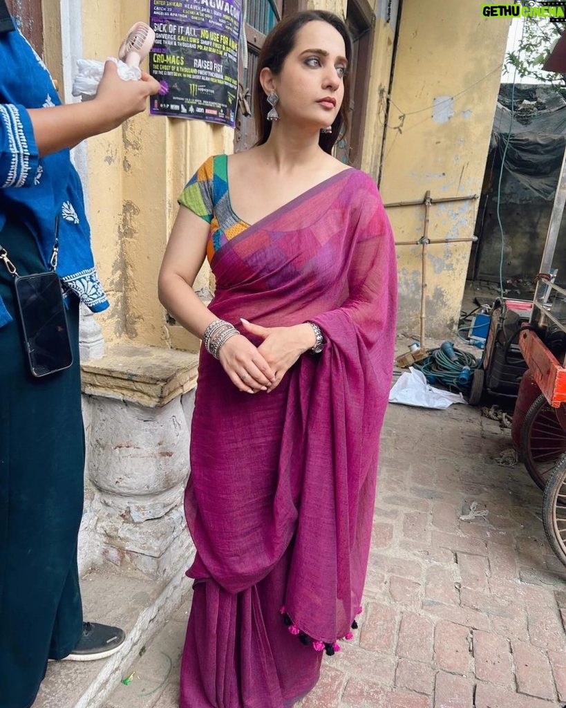 Kusha Kapila Instagram - ma’am nahi, chaya🌸 from the sets of Dehati Ladke shot in Lucknow. It was fun playing Chaya, more so because she is nothing like me giving gyaan and quoting poets at the speed of light, is elegant even when angry but also surprisingly impulsive. She is flawed, sometimes chaotic but mostly real. The show is streaming on @amazonminitv Thanks to my director Prashant Singh and our show creator @tewarisaurabh for helping me bring her to life. Biggest ups to @shinepandey and @aasifkhan_1 for being the best scene partners. Often overlooked are costume and hair makeup team who work as hard if not more to make a character look like one. @komaltindwani, chaya is as much yours as mine💜 and my number one team @aashna_shah and @makeupbyvishakha for braving humidity and still delivering every day. All sari looks are tagged. biggest thanks to the brands for giving us your clothes. Last but the heftiest thanks to my producers @parinmultimedia for making this show and choosing me to play Chaya. Choosing Rajat and Chaya’s intro song 💜 Lucknow : The City of Nawab's