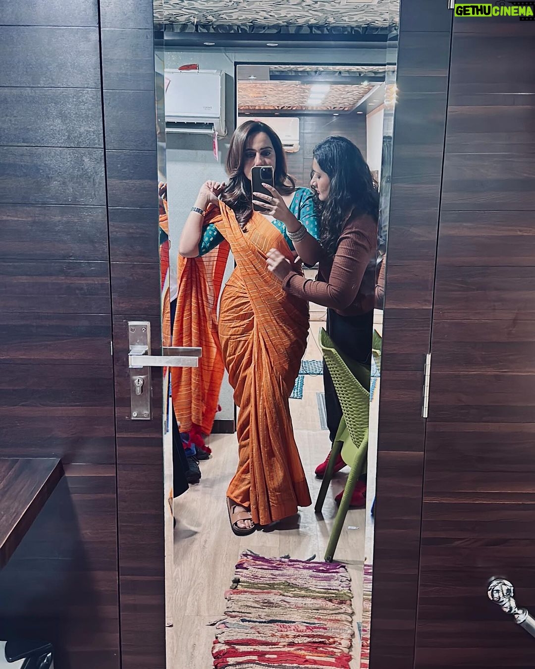 Kusha Kapila Instagram - ma’am nahi, chaya🌸 from the sets of Dehati Ladke shot in Lucknow. It was fun playing Chaya, more so because she is nothing like me giving gyaan and quoting poets at the speed of light, is elegant even when angry but also surprisingly impulsive. She is flawed, sometimes chaotic but mostly real. The show is streaming on @amazonminitv Thanks to my director Prashant Singh and our show creator @tewarisaurabh for helping me bring her to life. Biggest ups to @shinepandey and @aasifkhan_1 for being the best scene partners. Often overlooked are costume and hair makeup team who work as hard if not more to make a character look like one. @komaltindwani, chaya is as much yours as mine💜 and my number one team @aashna_shah and @makeupbyvishakha for braving humidity and still delivering every day. All sari looks are tagged. biggest thanks to the brands for giving us your clothes. Last but the heftiest thanks to my producers @parinmultimedia for making this show and choosing me to play Chaya. Choosing Rajat and Chaya’s intro song 💜 Lucknow : The City of Nawab's