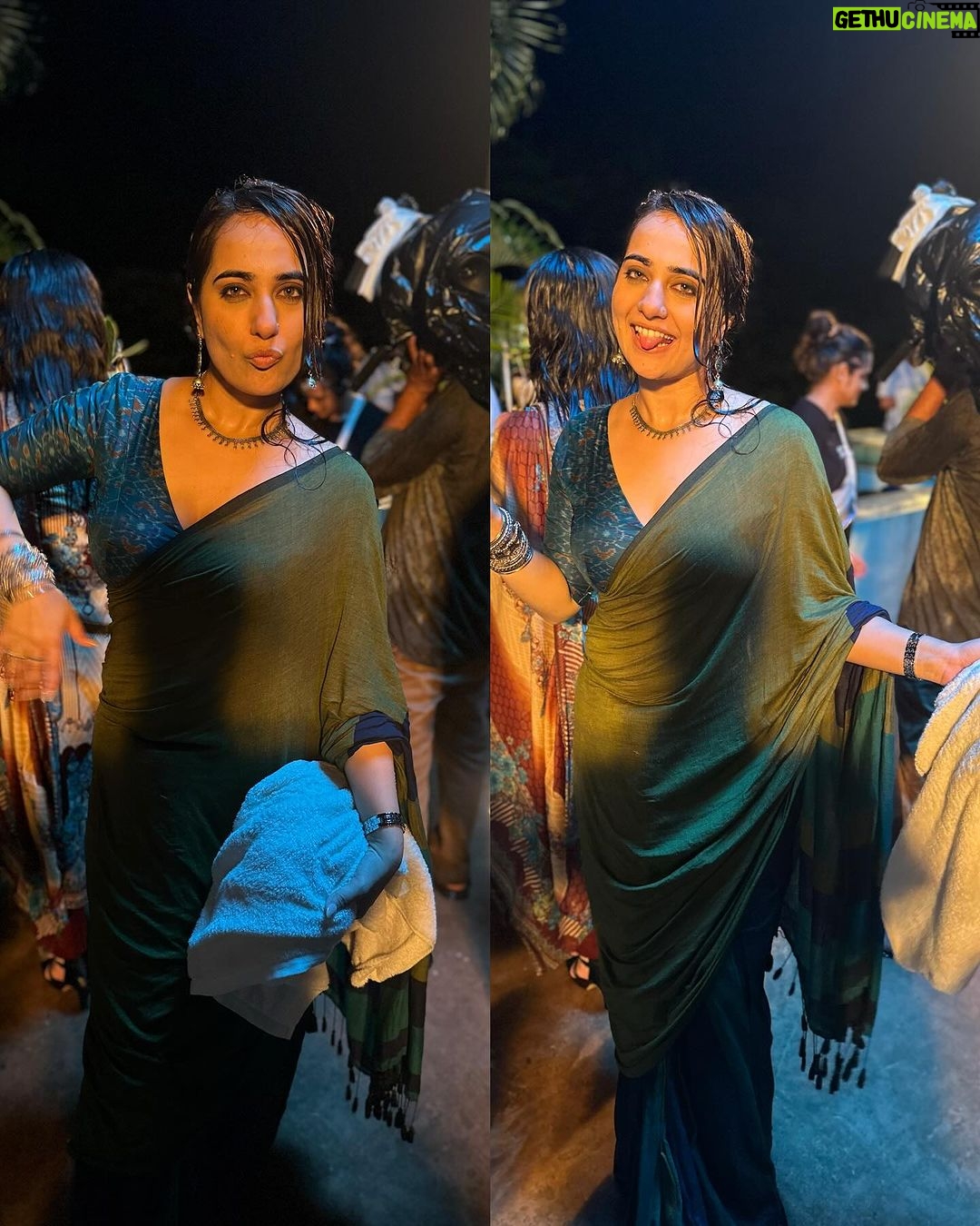Kusha Kapila Instagram - ma’am nahi, chaya🌸 from the sets of Dehati Ladke shot in Lucknow. It was fun playing Chaya, more so because she is nothing like me giving gyaan and quoting poets at the speed of light, is elegant even when angry but also surprisingly impulsive. She is flawed, sometimes chaotic but mostly real. The show is streaming on @amazonminitv Thanks to my director Prashant Singh and our show creator @tewarisaurabh for helping me bring her to life. Biggest ups to @shinepandey and @aasifkhan_1 for being the best scene partners. Often overlooked are costume and hair makeup team who work as hard if not more to make a character look like one. @komaltindwani, chaya is as much yours as mine💜 and my number one team @aashna_shah and @makeupbyvishakha for braving humidity and still delivering every day. All sari looks are tagged. biggest thanks to the brands for giving us your clothes. Last but the heftiest thanks to my producers @parinmultimedia for making this show and choosing me to play Chaya. Choosing Rajat and Chaya’s intro song 💜 Lucknow : The City of Nawab's