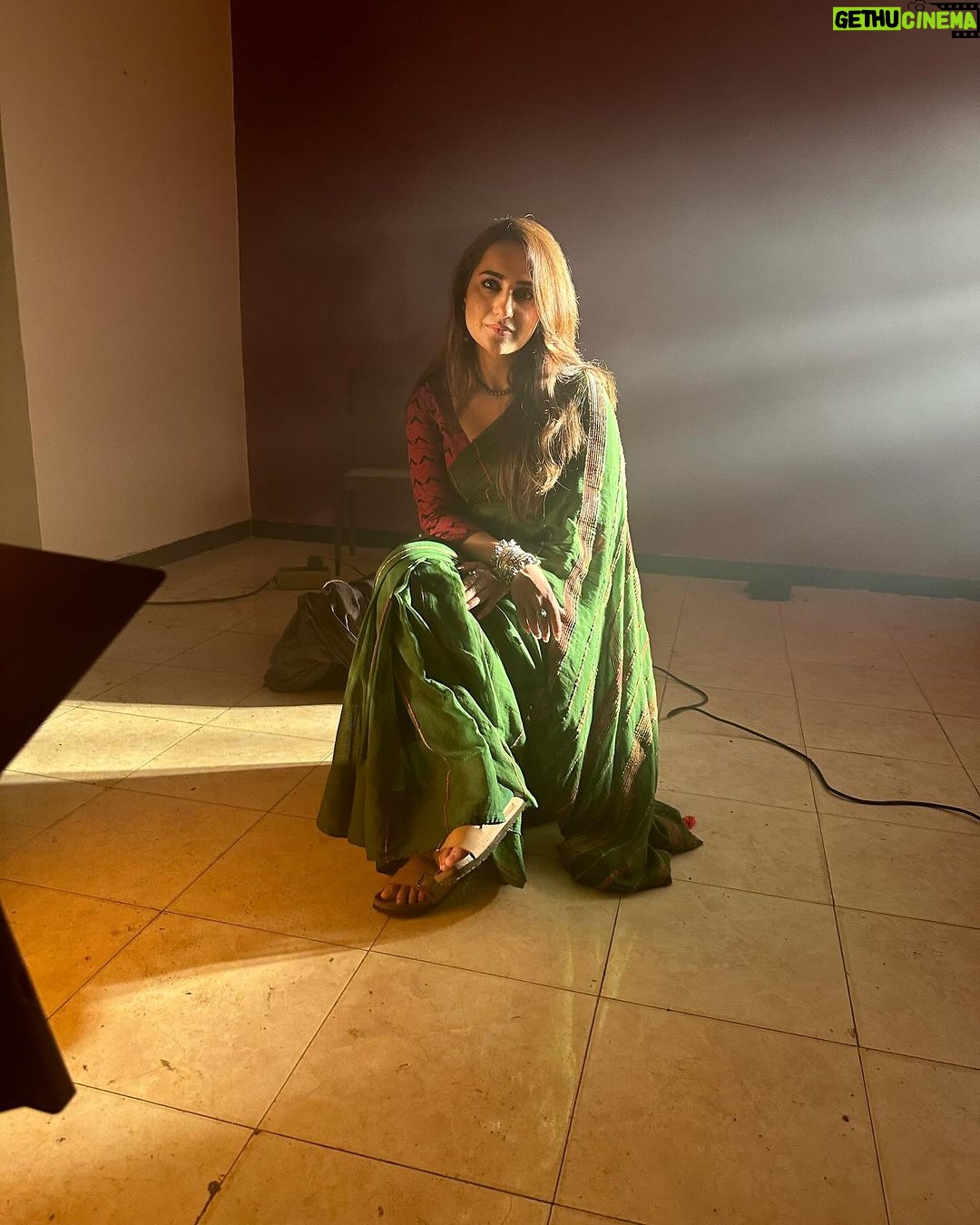 Kusha Kapila Instagram - ma’am nahi, chaya🌸 from the sets of Dehati Ladke shot in Lucknow. It was fun playing Chaya, more so because she is nothing like me giving gyaan and quoting poets at the speed of light, is elegant even when angry but also surprisingly impulsive. She is flawed, sometimes chaotic but mostly real. The show is streaming on @amazonminitv Thanks to my director Prashant Singh and our show creator @tewarisaurabh for helping me bring her to life. Biggest ups to @shinepandey and @aasifkhan_1 for being the best scene partners. Often overlooked are costume and hair makeup team who work as hard if not more to make a character look like one. @komaltindwani, chaya is as much yours as mine💜 and my number one team @aashna_shah and @makeupbyvishakha for braving humidity and still delivering every day. All sari looks are tagged. biggest thanks to the brands for giving us your clothes. Last but the heftiest thanks to my producers @parinmultimedia for making this show and choosing me to play Chaya. Choosing Rajat and Chaya’s intro song 💜 Lucknow : The City of Nawab's