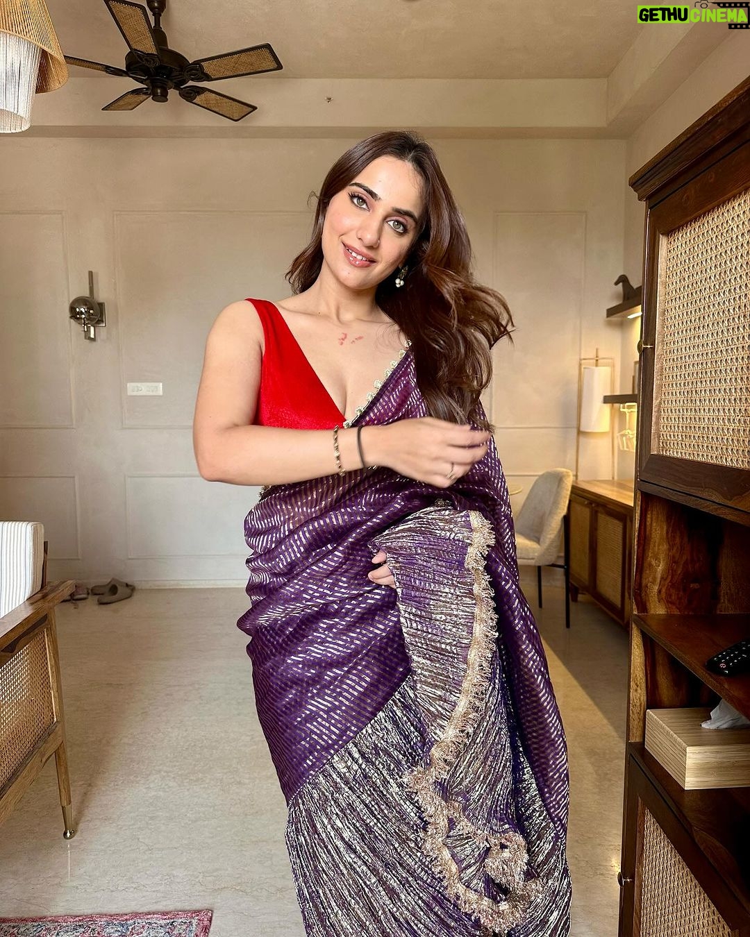 Kusha Kapila Instagram - shaadi szn. so ready for golgappe⦠I mean panipuriš¬ makeup and hair by @makeupbyvishakha (itās a boob tape burn mark) . . . Styled by @ayeshaaminnigam with @mehullsinglla Outfit by @etashabyashajain