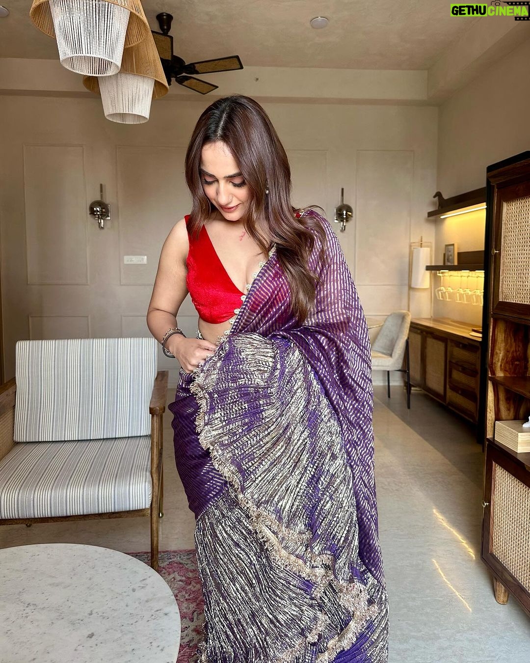 Kusha Kapila Instagram - shaadi szn. so ready for golgappe⦠I mean panipuriš¬ makeup and hair by @makeupbyvishakha (itās a boob tape burn mark) . . . Styled by @ayeshaaminnigam with @mehullsinglla Outfit by @etashabyashajain