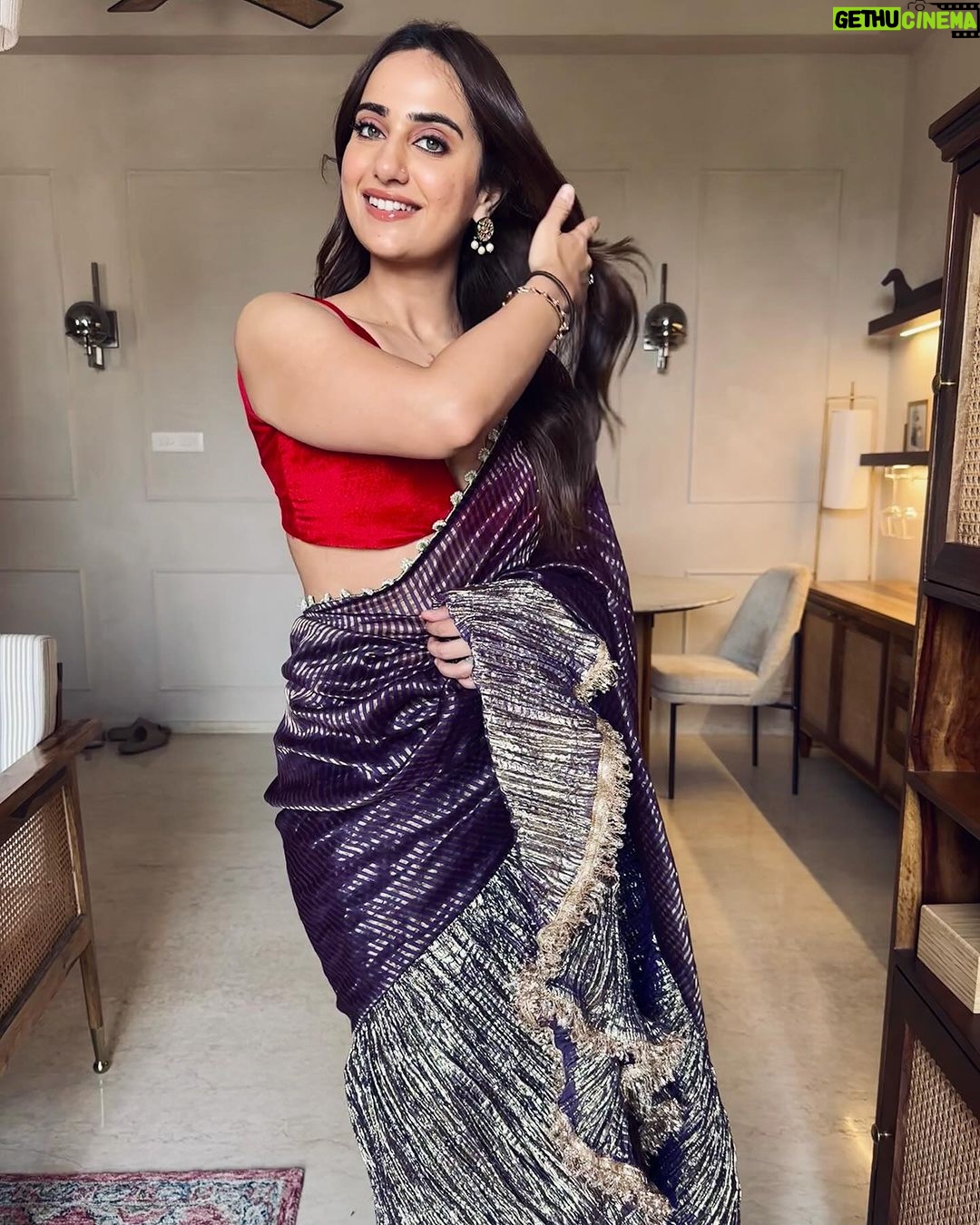 Kusha Kapila Instagram - shaadi szn. so ready for golgappe⦠I mean panipuriš¬ makeup and hair by @makeupbyvishakha (itās a boob tape burn mark) . . . Styled by @ayeshaaminnigam with @mehullsinglla Outfit by @etashabyashajain