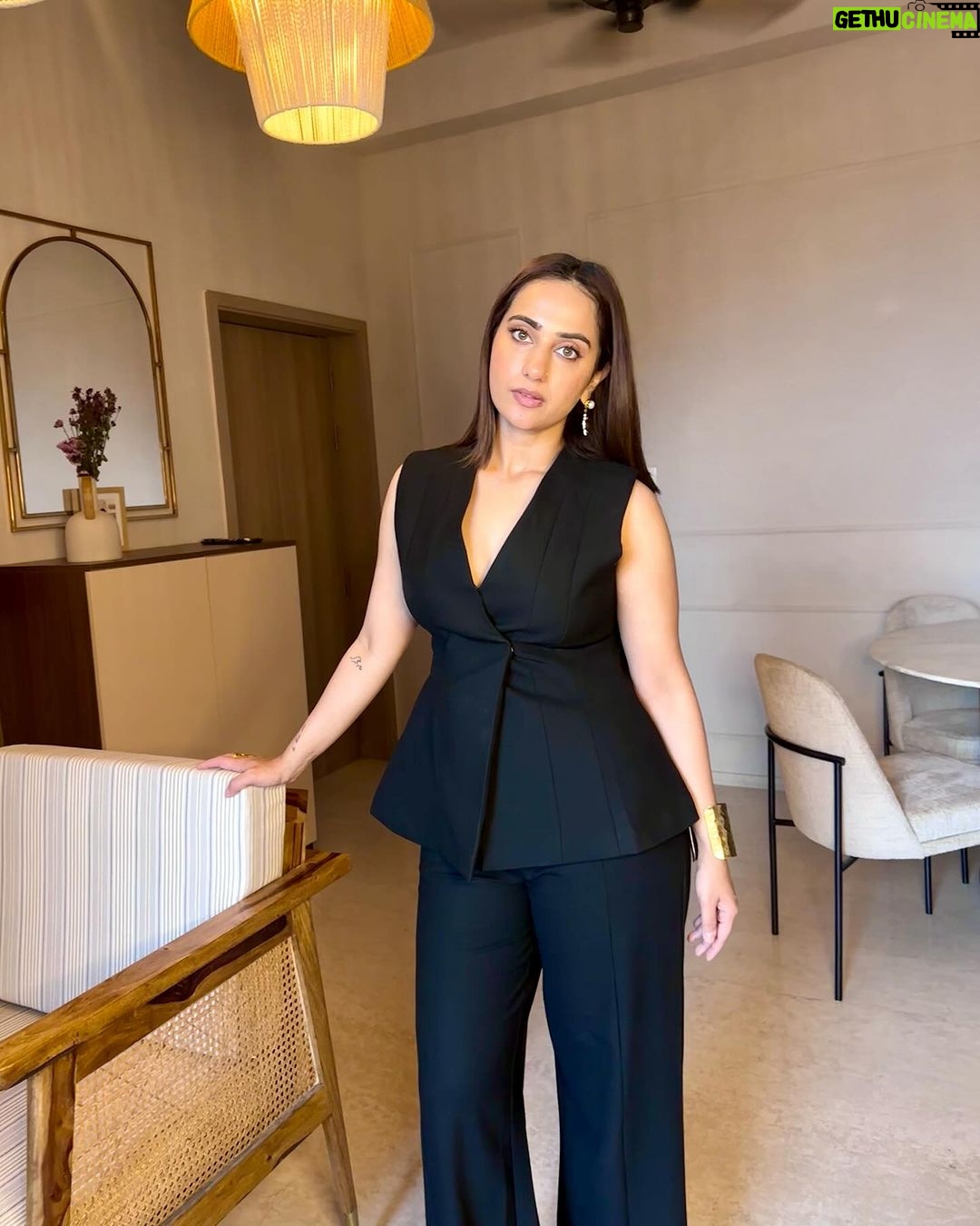 Kusha Kapila Instagram - sad that i will never get to be a mysterious gal in a 90s ghazal music video😪 . . . Styled by @ayeshaaminnigam with @mehullsinglla Outfit by @qua.clothing Rings by @misho_designs Hand cuff by @anantayabymani Earrings by @shopanatina Assisted by @vailanciaaa